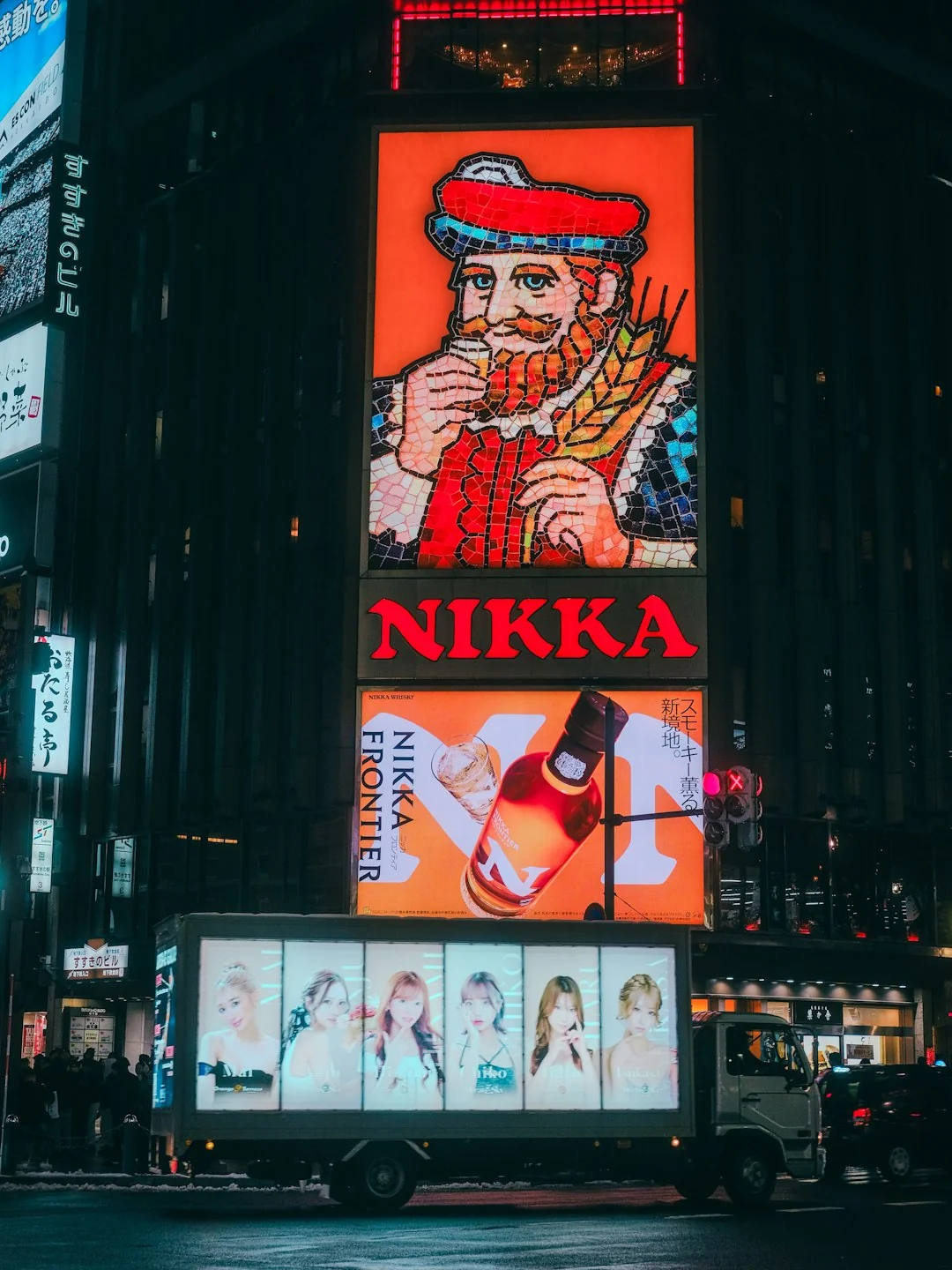 Gros plan d’un appareil photo posé sur du papier brun, avec le texte Social Media Marketing, mettant en avant les thèmes du marketing digital.
